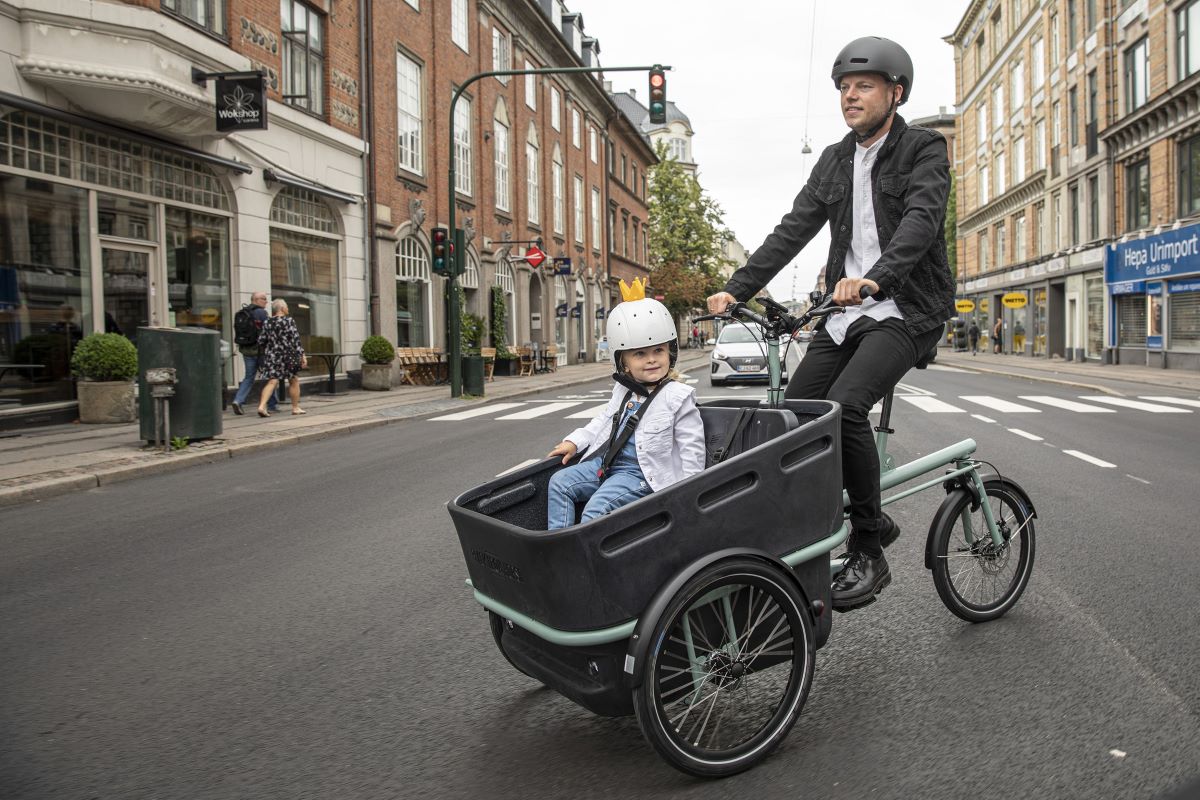 Dad and daughter riding cargobike Black Iron Horse